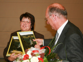 OVV Marianne Koos bei der Übergabe des Gastgeschenkes ,, ein Buch über die STAUDEN an Franz Maget.